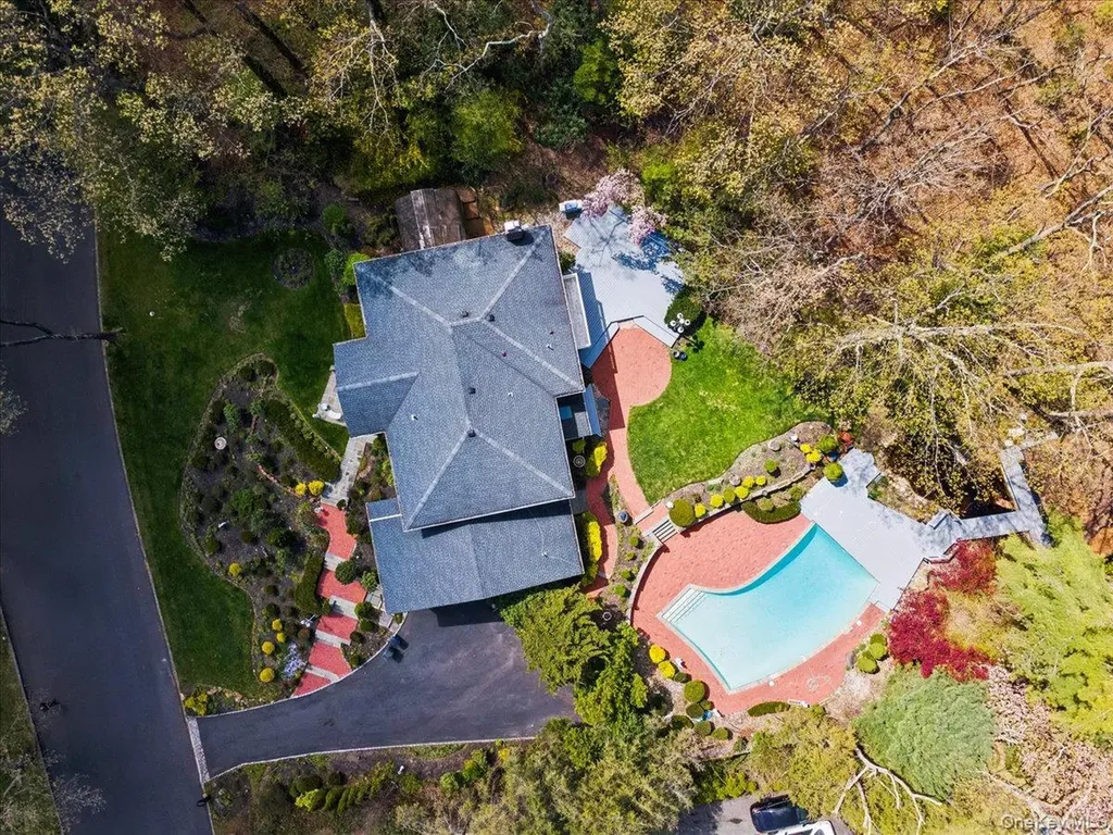 7 Stepping Stone Crescent Dix Hills NY 11746