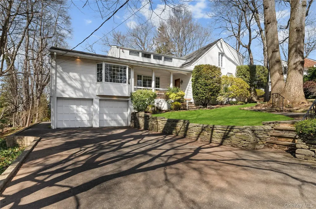 2 Hickory Hill Roslyn NY 11576