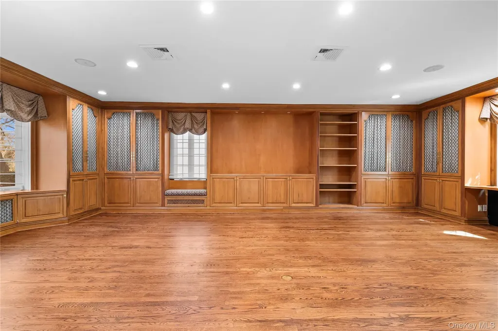 2 Hickory Hill Roslyn NY 11576
