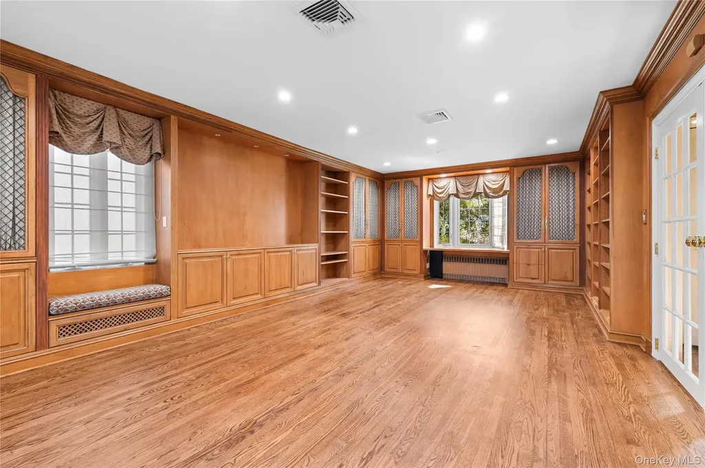 2 Hickory Hill Roslyn NY 11576