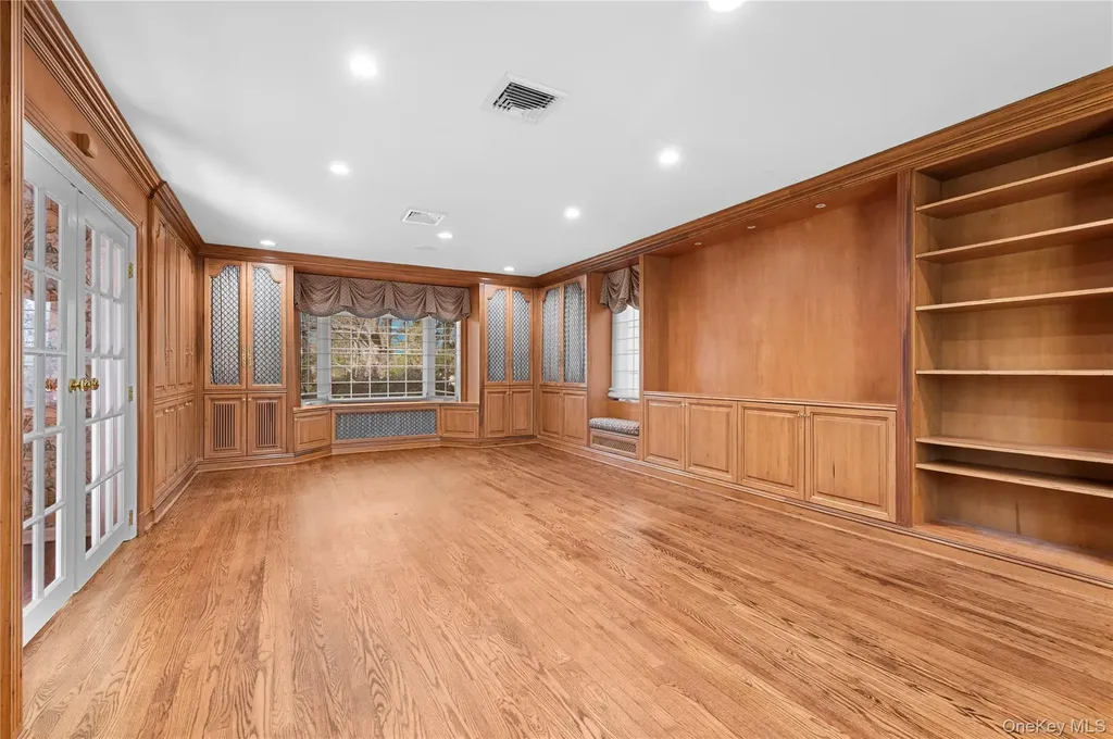 2 Hickory Hill Roslyn NY 11576