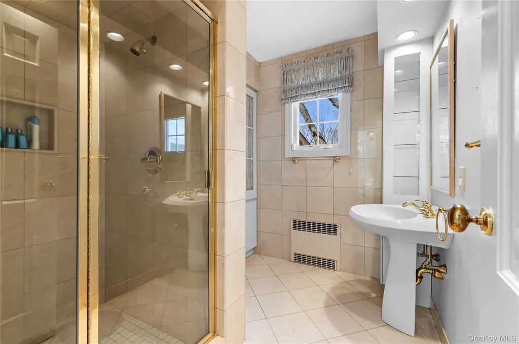 2 Hickory Hill Roslyn NY 11576