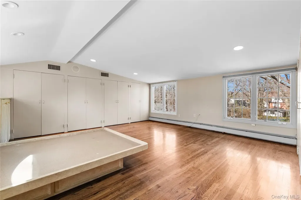 2 Hickory Hill Roslyn NY 11576