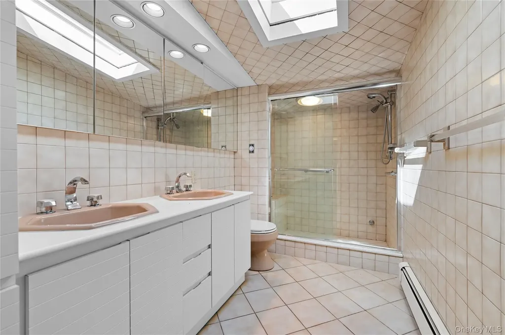 2 Hickory Hill Roslyn NY 11576