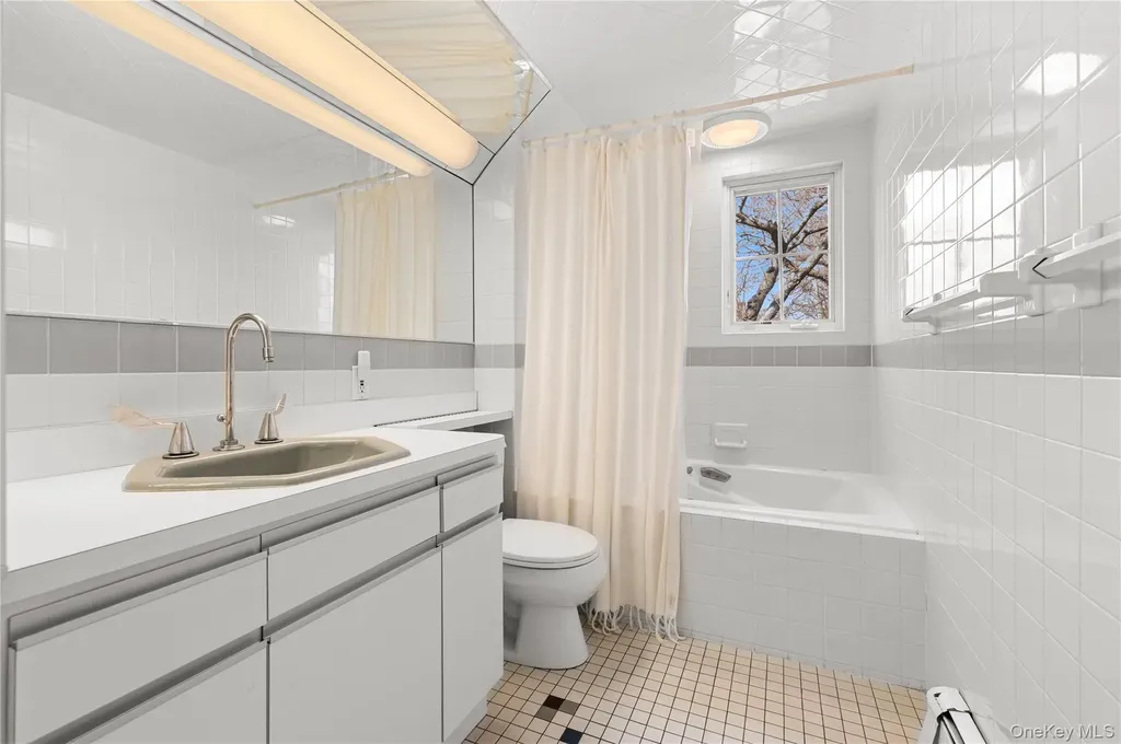 2 Hickory Hill Roslyn NY 11576