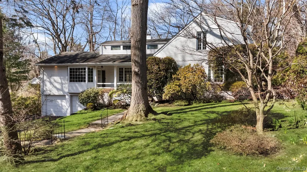 2 Hickory Hill Roslyn NY 11576
