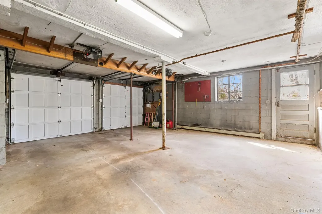 2 Hickory Hill Roslyn NY 11576