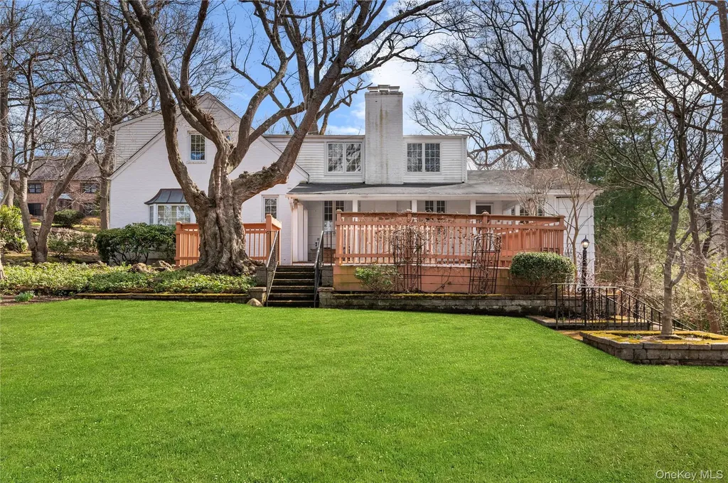 2 Hickory Hill Roslyn NY 11576