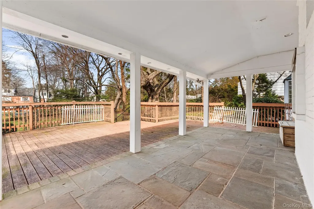 2 Hickory Hill Roslyn NY 11576
