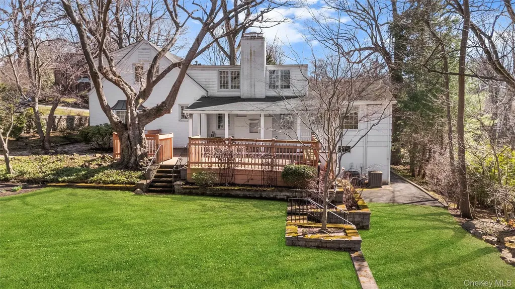 2 Hickory Hill Roslyn NY 11576