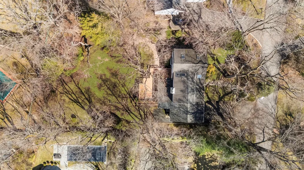 2 Hickory Hill Roslyn NY 11576