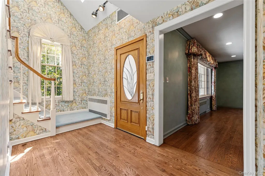 2 Hickory Hill Roslyn NY 11576