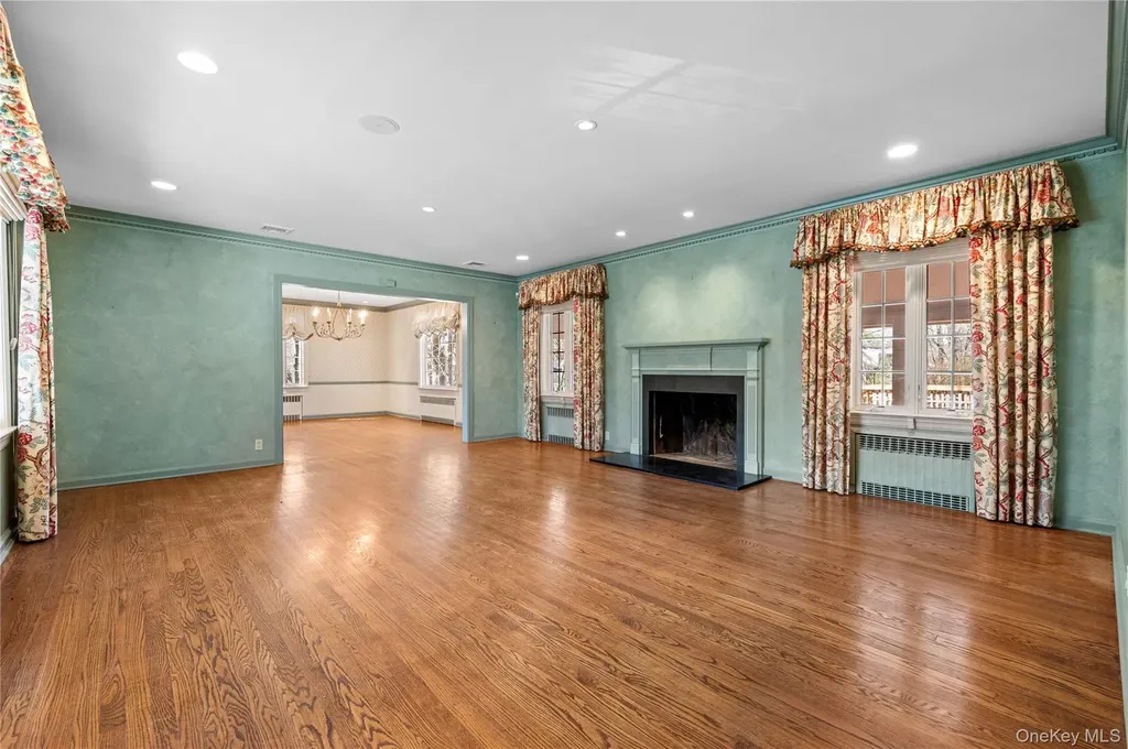 2 Hickory Hill Roslyn NY 11576