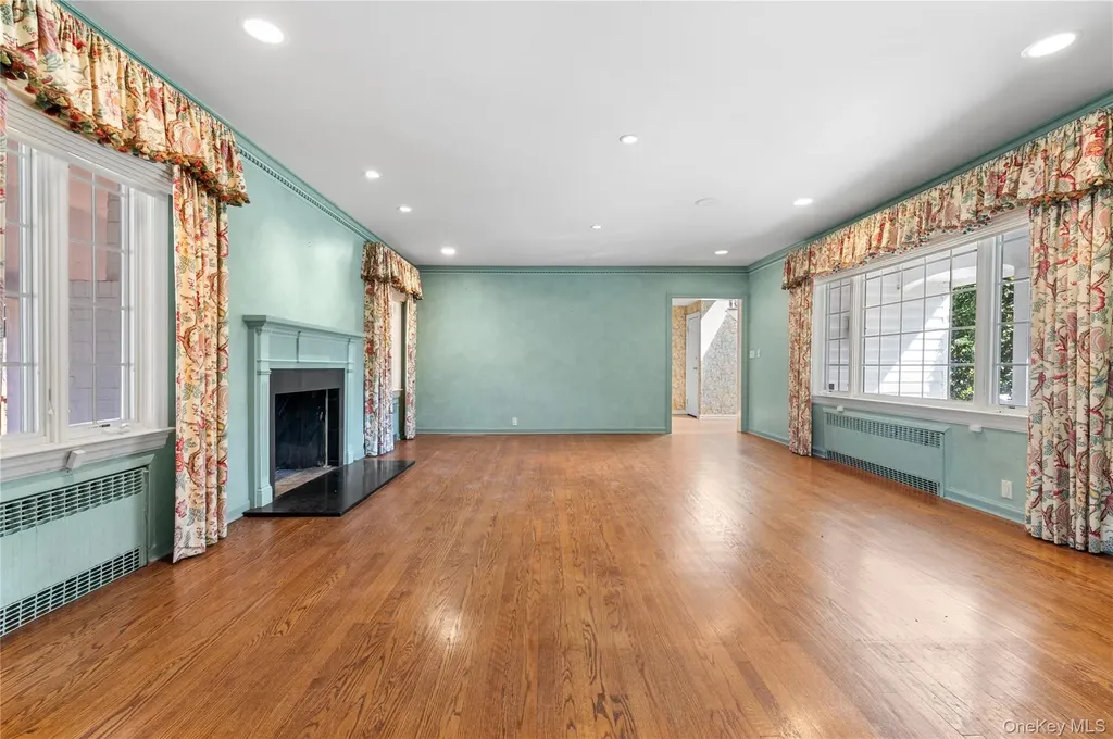 2 Hickory Hill Roslyn NY 11576