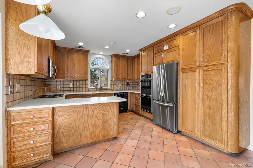 2 Hickory Hill Roslyn NY 11576