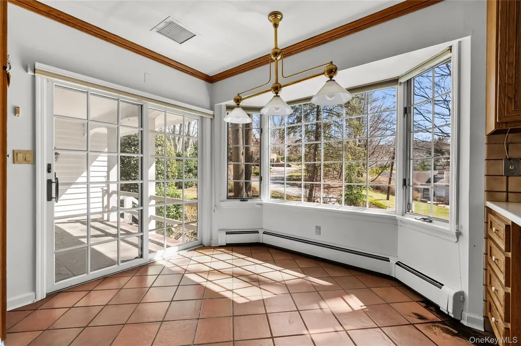 2 Hickory Hill Roslyn NY 11576