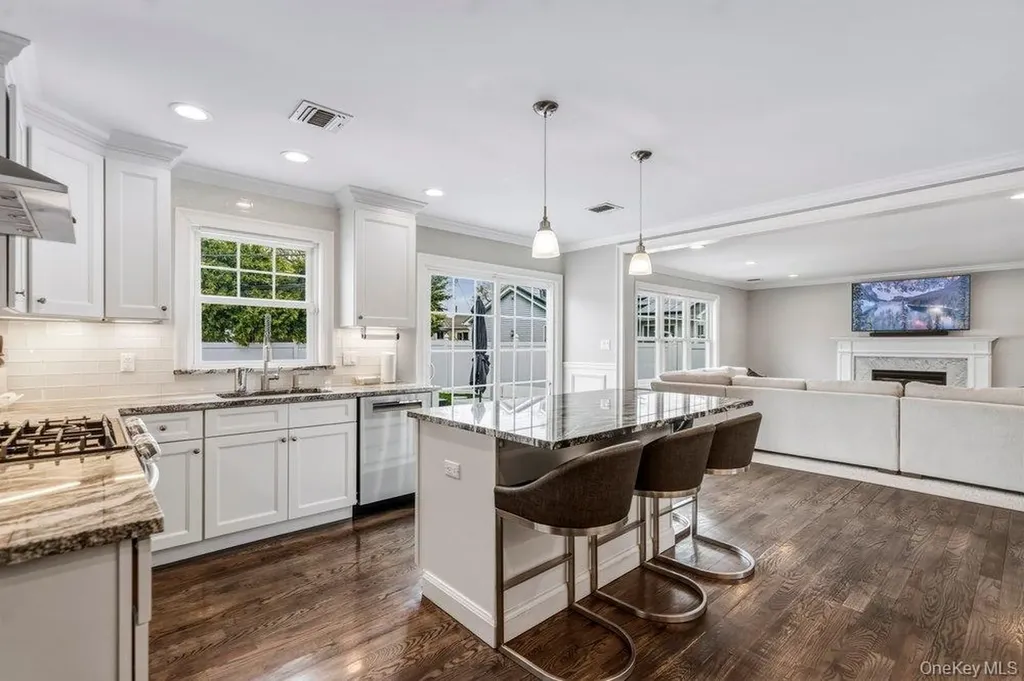 53 Surrey Lane Plainview NY 11803