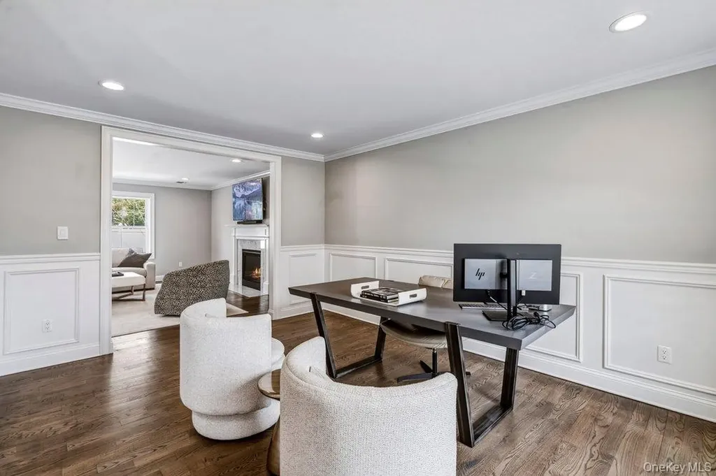 53 Surrey Lane Plainview NY 11803