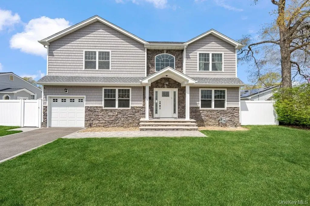 53 Surrey Lane Plainview NY 11803