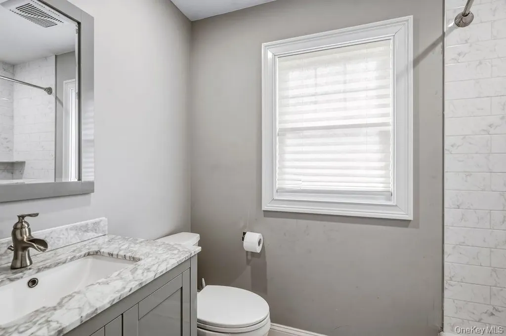 53 Surrey Lane Plainview NY 11803
