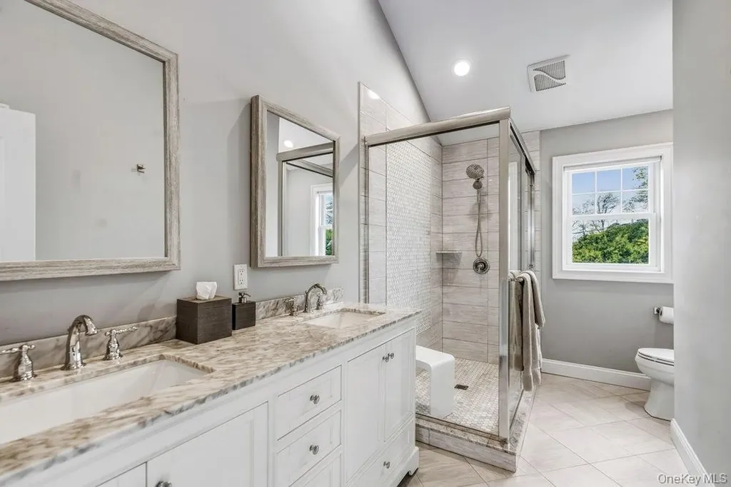 53 Surrey Lane Plainview NY 11803