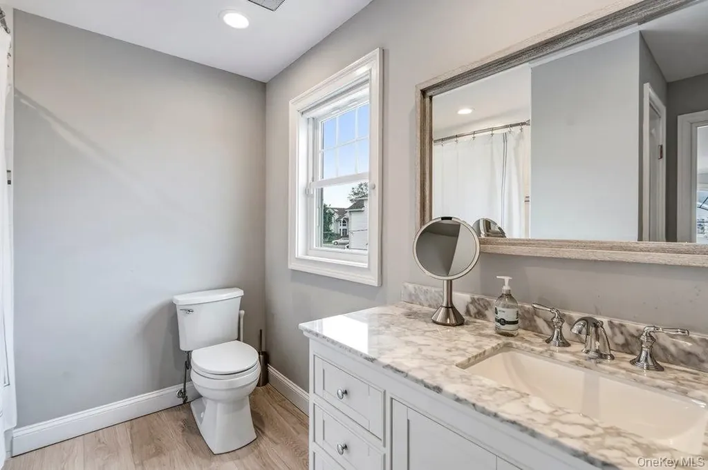 53 Surrey Lane Plainview NY 11803