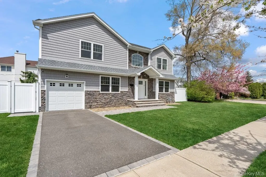 53 Surrey Lane Plainview NY 11803