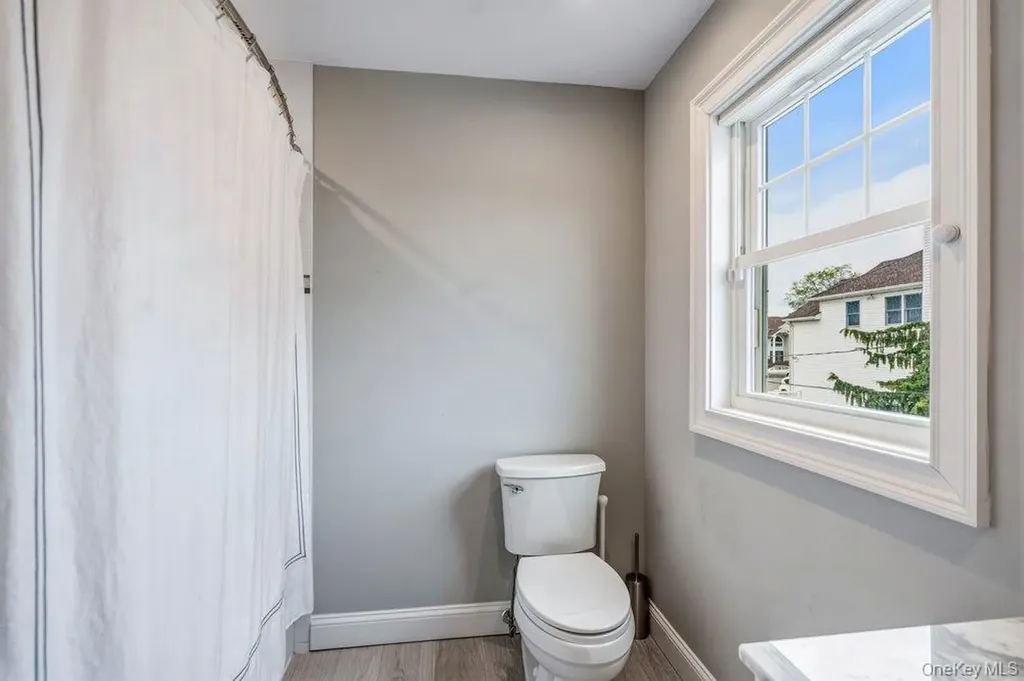 53 Surrey Lane Plainview NY 11803