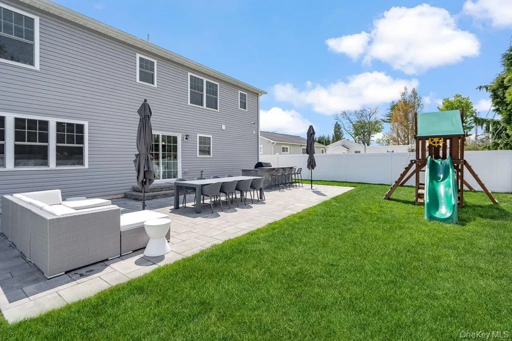 53 Surrey Lane Plainview NY 11803