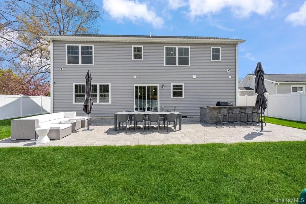 53 Surrey Lane Plainview NY 11803
