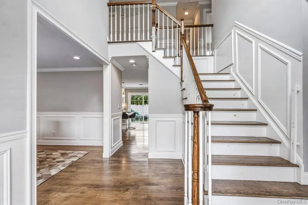 53 Surrey Lane Plainview NY 11803