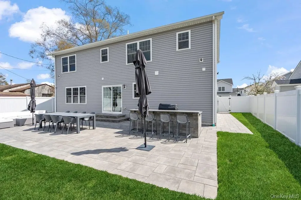 53 Surrey Lane Plainview NY 11803