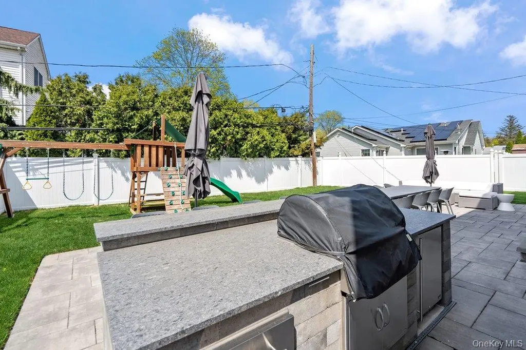 53 Surrey Lane Plainview NY 11803