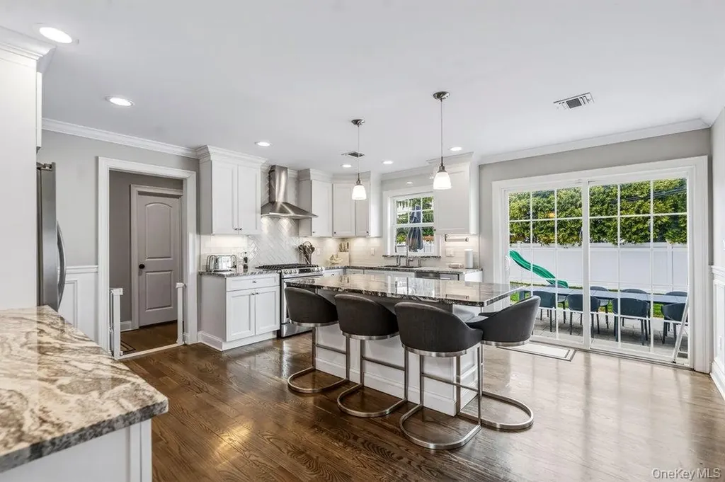 53 Surrey Lane Plainview NY 11803