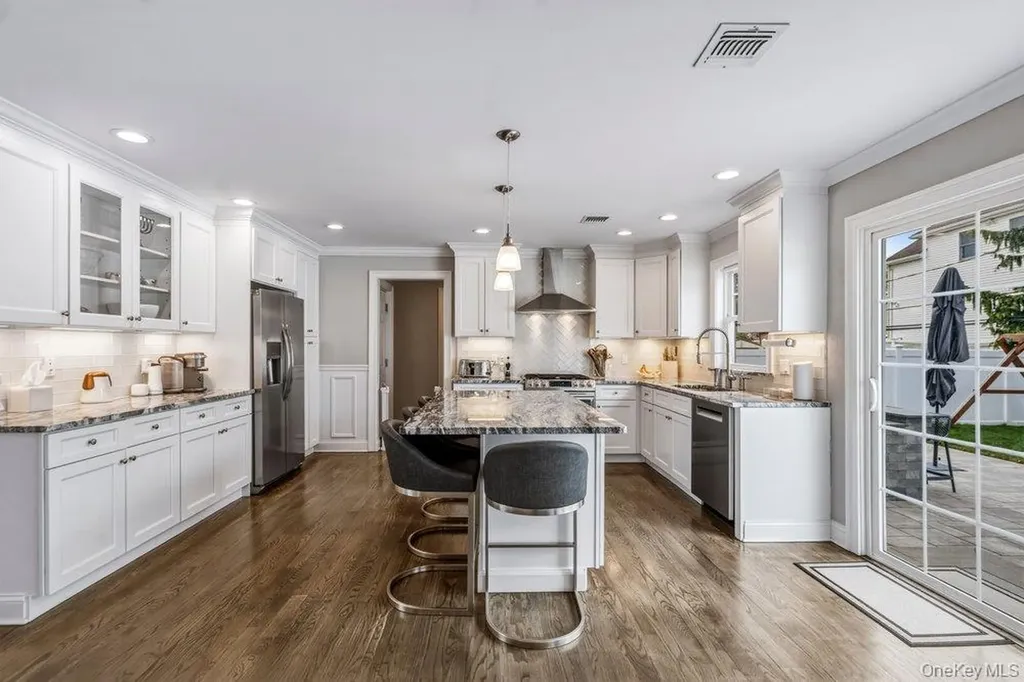 53 Surrey Lane Plainview NY 11803