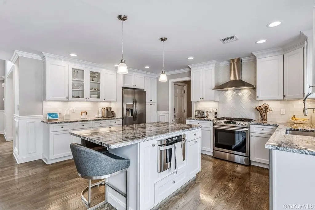 53 Surrey Lane Plainview NY 11803