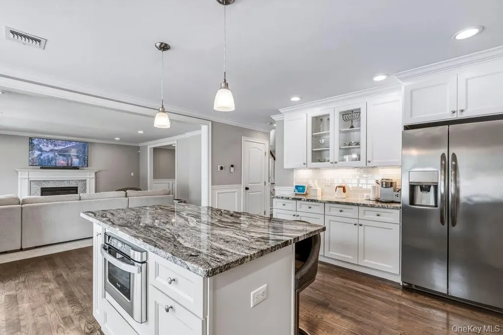 53 Surrey Lane Plainview NY 11803