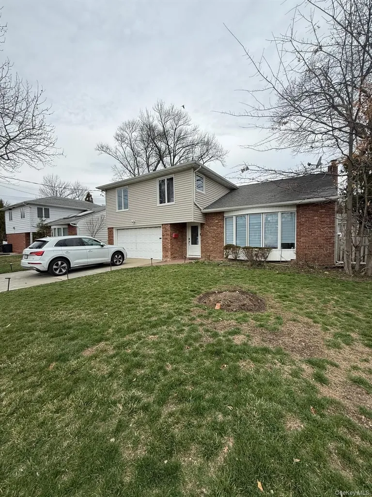 23 Geoffrey Lane Hewlett NY 11557
