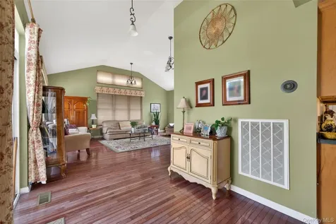 17 Oldwyck Crescent Highland Mills NY 10930