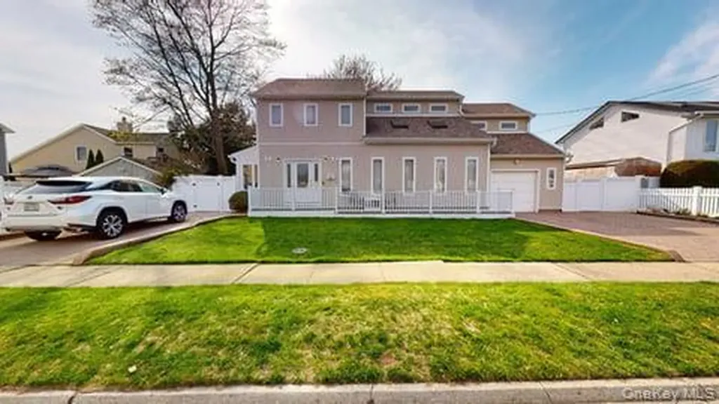53 Coolidge Avenue Amity Harbor NY 11701