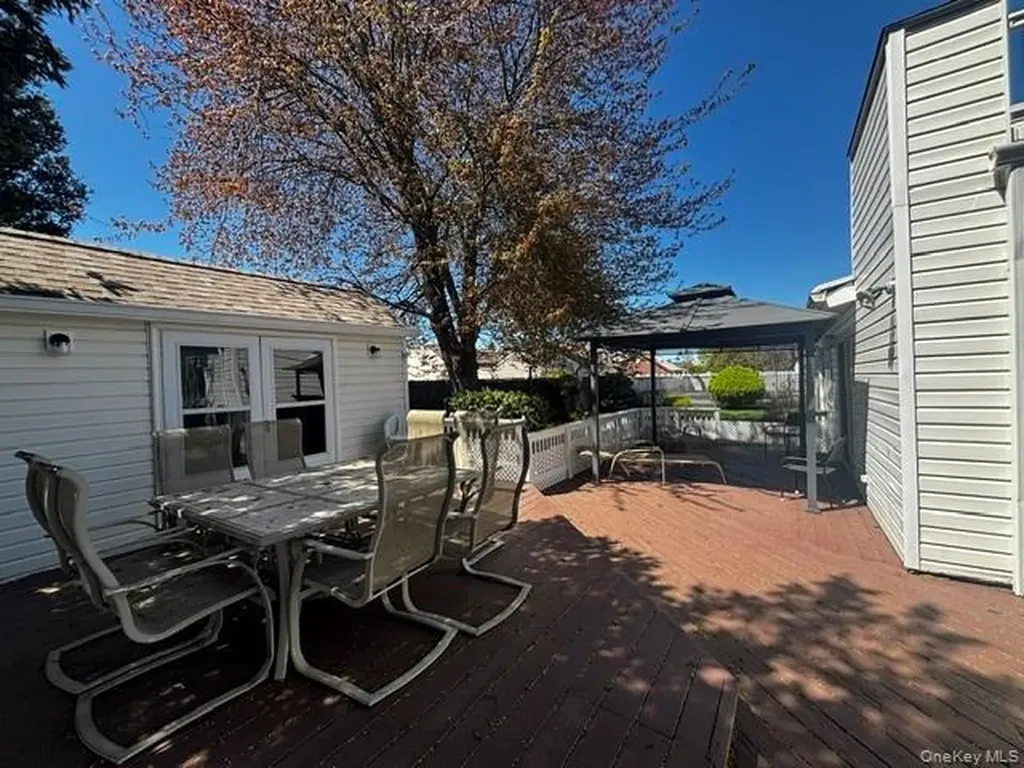 53 Coolidge Avenue Amity Harbor NY 11701