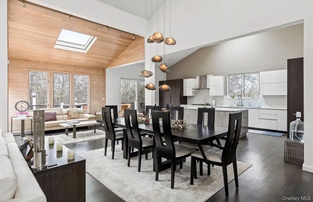 7 Windemere Crest Woodbury NY 11797