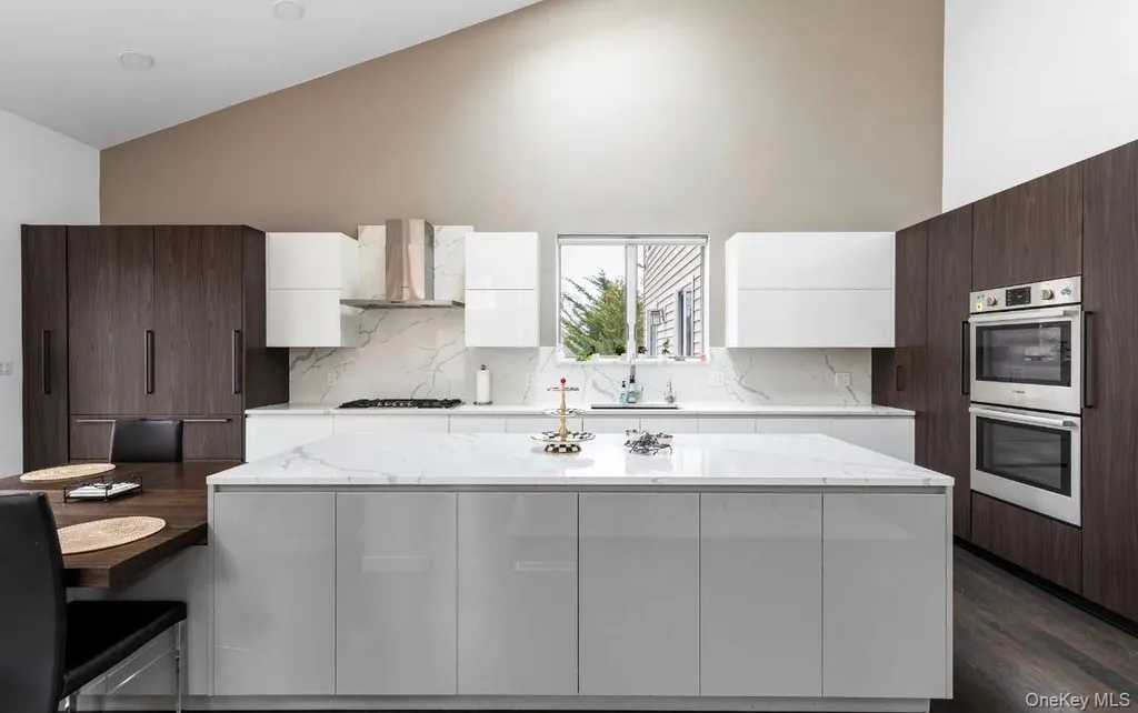 7 Windemere Crest Woodbury NY 11797