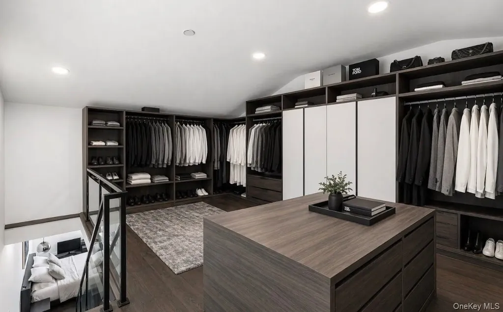 7 Windemere Crest Woodbury NY 11797