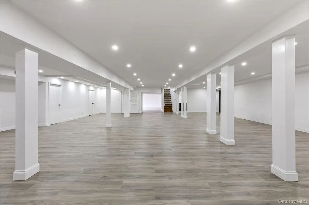 7 Windemere Crest Woodbury NY 11797