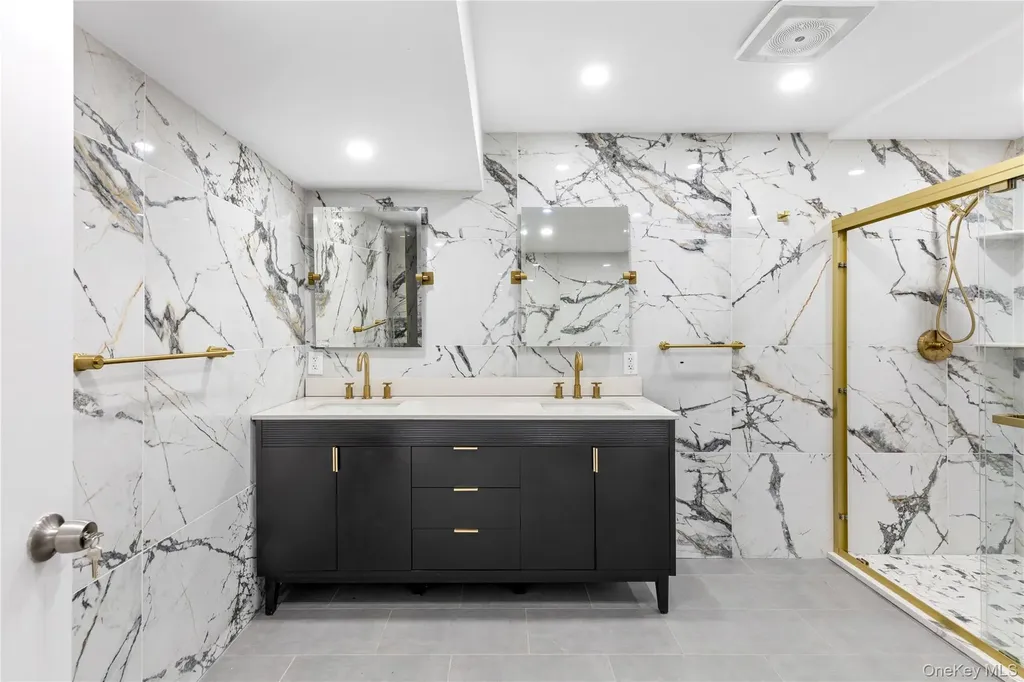 7 Windemere Crest Woodbury NY 11797