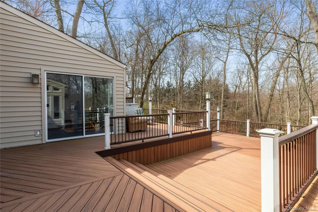 7 Windemere Crest Woodbury NY 11797