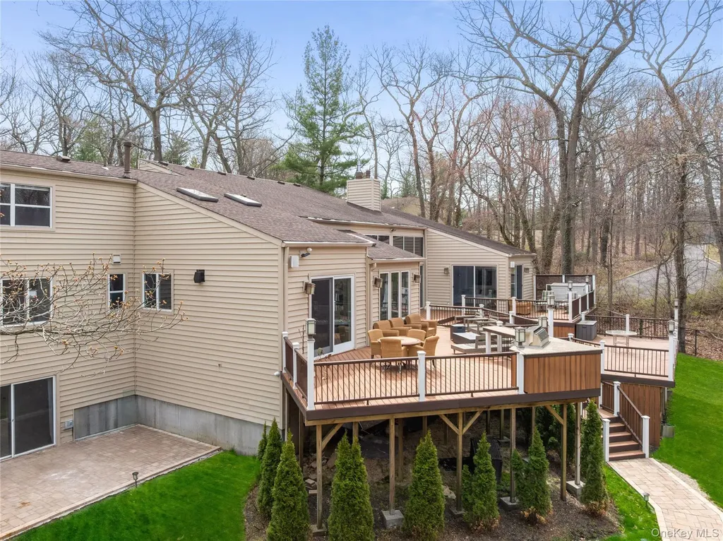 7 Windemere Crest Woodbury NY 11797