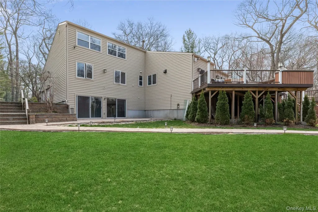7 Windemere Crest Woodbury NY 11797