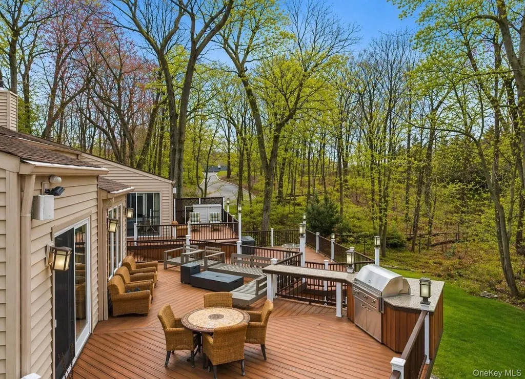 7 Windemere Crest Woodbury NY 11797